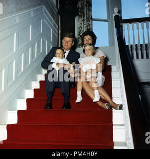 Le président John F. Kennedy, Jacqueline Kennedy, Caroline Kennedy, John F. Kennedy, Jr. au Hammersmith Farm, 1961. Référence de fichier #  1003 169THA Banque D'Images