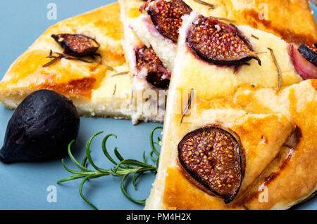 Gâteau d'automne, l'Italien focaccia avec du fromage cottage, figues et romarin Banque D'Images