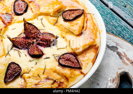 Gâteau d'automne, avec du fromage cottage focaccia italienne et figues Banque D'Images