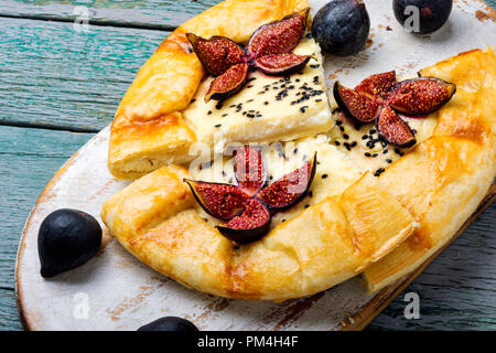 Gâteau d'automne, avec du fromage cottage focaccia italienne et figues Banque D'Images