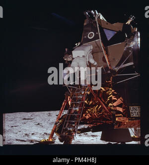 L'astronaute Edwin E. Aldrin Jr. (Buzz) descend du module d'atterrissage lunaire pendant juillet 20, 1969's histoire de faire voyage à la lune. Référence de fichier #  1003 251THA Banque D'Images