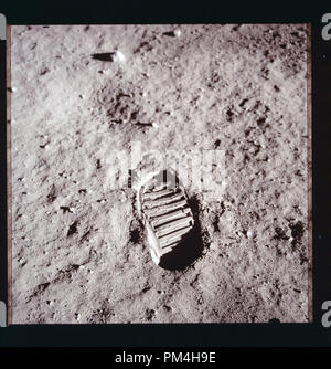 L'une des premières mesures prises sur la Lune, c'est une image de bootprint du Buzz Aldrin de la mission Apollo 11. Neil Armstrong et Buzz Aldrin marchaient sur la lune le 20 juillet 1969. Référence de fichier #  1003 259THA Banque D'Images