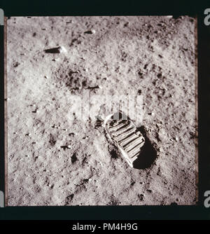 L'une des premières mesures prises sur la Lune, c'est une image de bootprint du Buzz Aldrin de la mission Apollo 11. Neil Armstrong et Buzz Aldrin marchaient sur la lune le 20 juillet 1969. Référence de fichier #  1003 260THA Banque D'Images