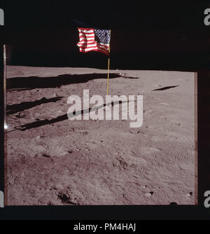 Le drapeau américain sur la lune au cours du mois de juillet 1969's histoire de faire voyage à la lune et l'alunissage. Référence de fichier #  1003 272THA Banque D'Images