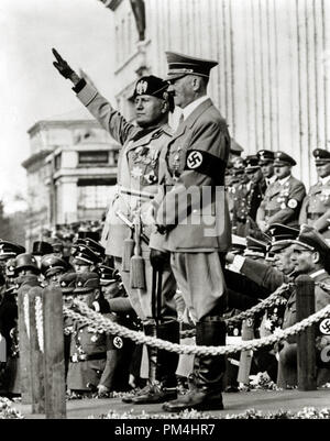 Dictateur italien Benito Mussolini et Adolf Hitler lors d'un défilé à Munich, Allemagne vers 1940. Référence de fichier #  1003 395THA Banque D'Images