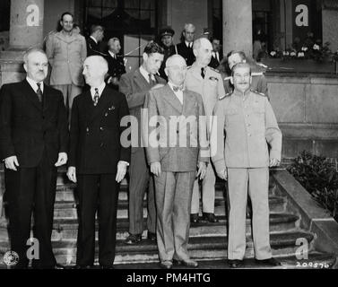 Le leader soviétique Joseph Staline rencontre le président Harry S. Truman pour la première fois à la "petite maison blanche", la résidence du Président Truman lors de la Conférence de Potsdam en Allemagne. De G à D : Viatcheslav Molotov, le ministre soviétique des affaires étrangères, le secrétaire d'État James Byrnes, Charles Bohlen, interprète pour le président Truman (légèrement en retard), le Président Truman, Adm. William Leahy (légèrement en retard), Joseph Staline. Juillet 17, 1945 #  de référence du fichier 1003 410THA Banque D'Images