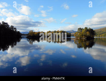 Un beau calme, serein et à l'image vue sur le Loch Katrine en Ecosse centrale. Le loch est un immense réservoir et est la principale source d'eau pour la ville de Glasgow, en Écosse. Banque D'Images