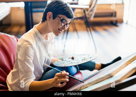 Peinture femme artiste avec palette et pinceau Banque D'Images