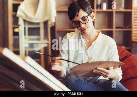 Peinture femme artiste créatif nouvelle photo Banque D'Images