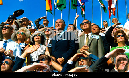 Vice-président Spiro Agnew et l'ancien président Lyndon B. Johnson voir le décollage d'Apollo 11 à partir de 39A au Centre spatial Kennedy à 9:32 pm HAE, le 16 juillet 1969. Credit : NASA/APOLLO 11 n° de référence du fichier 1003 494THA Banque D'Images