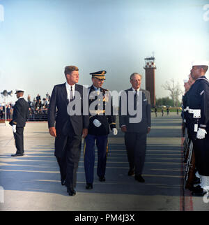 Le président John F. Kennedy et le Premier ministre britannique, Harold Macmillan, inspecter les troupes de la garde d'honneur, le 27 avril 1962 Référence de fichier #  1003 503THA Banque D'Images