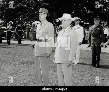 Le Président Harry S. Truman et le président français Charles de Gaulle, debout à l'attention au cours de cérémonies d'accueil sur la pelouse de la Maison Blanche. Août 22, 1945 #  de référence du fichier 1003 557THA Banque D'Images
