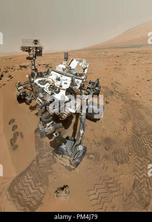 Sur sol 84 (oct. 31, 2012), la curiosité de la NASA Mars Rover utilisé la Loupe Imager (MAHLI) pour saisir cette série de 55 images à haute résolution, qui ont été cousues ensemble pour créer ce plein-couleur auto-portrait. La mosaïque montre la rover à Rocknest', 'l'endroit où le cratère Gale dans la première mission d'échantillonnage scoop a eu lieu. Quatre cicatrices scoop peut être vu dans le régolithe en face de la rover. La base du cratère Gale's 3-mile-haute (5 kilomètres), la montagne sédimentaires mont Sharp, s'élève sur le côté droit du châssis. Montagnes en arrière-plan à gauche sont le mur nord du cratère Gale.