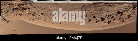 Cette vue combine plusieurs images prises par la caméra du mât (Mastcam) de la NASA sur Mars Rover Curiosity, regardant dans une vallée à l'ouest de la côte orientale d'une dune à l'extrémité orientale de la vallée. L'équipe curiosité d'exploitation a choisi cette vallée comme une voie probable à moyen et long terme de la science destinations. L'avant-plan dune, à un endroit appelé 'Dingo', l'écart est d'environ 3 pieds (1 mètres) de hauteur au milieu et effilé aux extrémités nord et sud sur les escarpements bas de chaque côté de l'écart. (Janvier 1985). 30, 2014) n° de référence du fichier 1003 583THA Banque D'Images