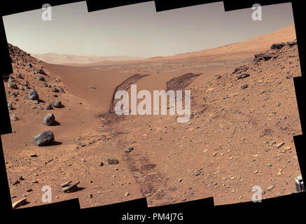 Ce regard rétrospectif sur une dune que la curiosité de la NASA Mars Rover a traversé a été prise par la caméra du mât du rover (Mastcam) au cours de la 538ème jour martien, ou sol, le travail de curiosité sur Mars (fév. 9, 2014). Le rover avait conduit sur la dune trois jours plus tôt. Pour l'échelle, la distance entre les traces de roues parallèles est d'environ 9 pieds (2,7 mètres). La dune est d'environ 3 pieds (1 mètres) de hauteur au milieu de son étendue à travers une ouverture appelée 'Dingo Écart." Ce point de vue est à l'Est. L'image a été blanc équilibré pour montrer ce que la surface martienne premières ressemblerait si sous la lumière de la Terre" Banque D'Images