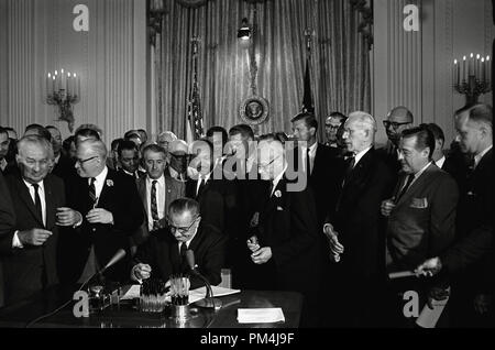 Le président américain Lyndon Baines Johnson signe le Civil Rights Act de 1964, alors que Martin Luther King et d'autres témoins de la signature. Photo par Cecil Stoughton, White House Press Office File Reference #  1003 621THA Banque D'Images