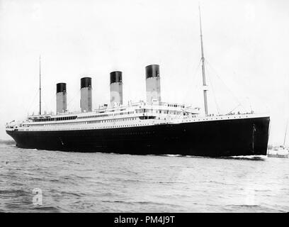 RMS Titanic au départ de Southampton le 10 avril 1912 Référence de fichier #  1003 626THA Banque D'Images