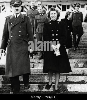 Adolf Hitler et sa maîtresse Eva Braun, vers 1942 Référence #  1003 663THA Banque D'Images