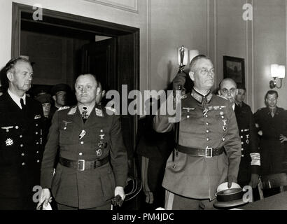 Colonel-général Paul Stumpff, deuxième à gauche, commandant de la Luftwaffe ; le maréchal Wilhelm Keitel, commandant de l'armée allemande, la Baton ; et l'amiral général Hans von Freideburg, arrière, commandant de la marine allemande, le jour après la capitulation sans condition de l'Allemagne a été officiellement ratifiée à Berlin, le 9 Mai 1945 #  de référence du fichier 1003 679THA Banque D'Images