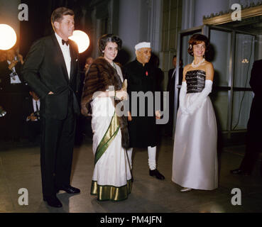 Le président John F. Kennedy avec son épouse Jacqueline, le premier ministre indien Jawaharlal Nehru et Indira Gandhi, la fille de Nehru, novembre 1961. Référence de fichier #  1003 705THA Banque D'Images