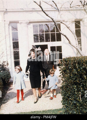 Jacqueline Kennedy, main dans la main avec son fils John F. Kennedy Jr. et sa fille Caroline, de quitter la Maison Blanche sur leur dernier jour dans la résidence, 5 décembre 1963. Photo par Cecil Stoughton / Référence de dossier de NARA 1003 717THA Banque D'Images