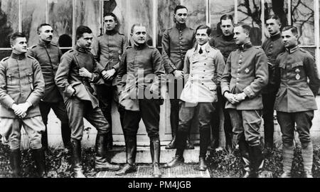 As de l'aviation allemande le baron Manfred von Richthofen, connu comme le Baron Rouge (au centre), entouré par d'autres officiers allemands, vers 1916 Référence #  1003 739THA Banque D'Images