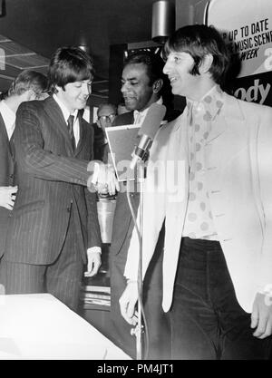 Beatles Paul McCartney et Ringo Starr avec Johnny Mathis lors d'une cérémonie de remise des prix de Melody Maker, septembre13,1966. Référence # 1013 Fichier 030 THA © CCR /Le Hollywood Archive - Tous droits réservés. Banque D'Images