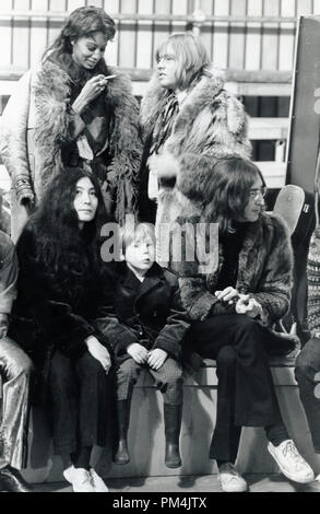 John Lennon avec Yoko Ono, fils Julian, Rolling Stone Brian Jones et Donyale Luna, 1968. Référence # 1013 Fichier 054 THA © CCR /Le Hollywood Archive - Tous droits réservés. Banque D'Images