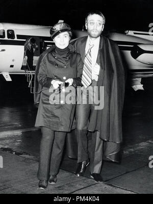 Femme de John Lennon avec Yoko Ono, arrivant à l'aéroport, 1970. Référence # 1013 Fichier 117 THA © CCR /Le Hollywood Archive - Tous droits réservés. Banque D'Images