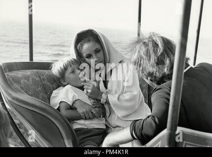 Elizabeth Taylor et Richard Burton sur l'emplacement de Capo Caccia, Sardaigne, octobre 20,1967. Référence # 1014 024 THA © CCR /Le Hollywood Archive - Tous droits réservés. Banque D'Images