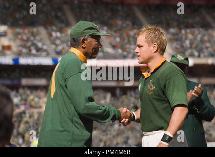 MORGAN FREEMAN en Nelson Mandela et Matt Damon comme François Pienaar dans la région de Warner Bros Pictures et Spyglass Entertainment, le théâtre "Invictus", un communiqué de Warner Bros Pictures. Banque D'Images