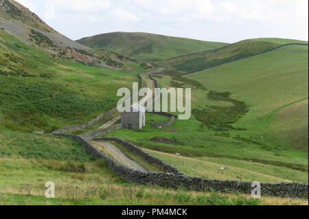 Une piste et une grange sur le chemin de la Coupe du haut au-dessus de Nick Dufton sur le Pennine Way Banque D'Images