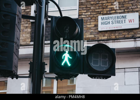 Londres, Royaume-Uni - 26 juillet 2018 : Vert lumière pédestre sur Marylebone Road, City of Westminster, London Borough qui occupe une grande partie de la zone centrale de Banque D'Images