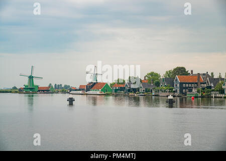 De Gekroonde Poelenburg de Kat, moulin, paysage urbain et la rivière à Zaandijk, Pays-Bas Banque D'Images