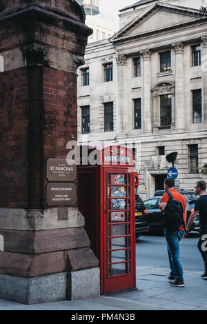 Londres, Royaume-Uni - 26 juillet 2018 : téléphone rouge passé fort près de St Pancras Renaissance Hotel, Londres, un hôtel cinq étoiles à situé dans un rendez-vous 1873 Banque D'Images