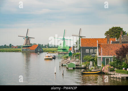 De Gekroonde Poelenburg, de Kat, Moulin De Zoeker moulin et vue sur la rivière à Zaandijk, Pays-Bas Banque D'Images