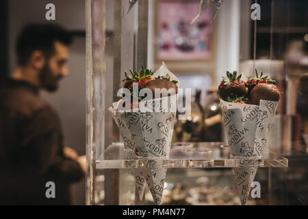 Londres, Royaume-Uni - 26 juillet 2018 : des fraises au chocolat sur l'affichage de la fenêtre de détail de boutique Godiva à Londres, au Royaume-Uni. Godiva est une célèbre marque de chocolat t Banque D'Images