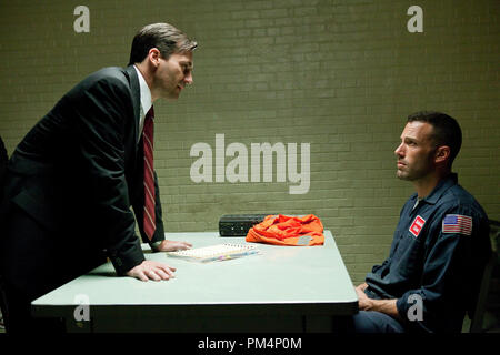 (L-r) JON HAMM comme Agent Spécial du FBI Adam Frawley et Ben Affleck comme Doug MacRay dans Warner Bros Pictures et Legendary Pictures' crime drama 'La Ville', distribué par Warner Bros Pictures. Banque D'Images