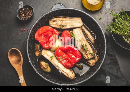 Légumes grillé ou rôti sur la poêle. Rôti au four l'aubergine, le poivron, la tomate, l'oignon, l'ail avec l'huile d'olive et le thym. Vue d'en haut, l'image aux couleurs Banque D'Images