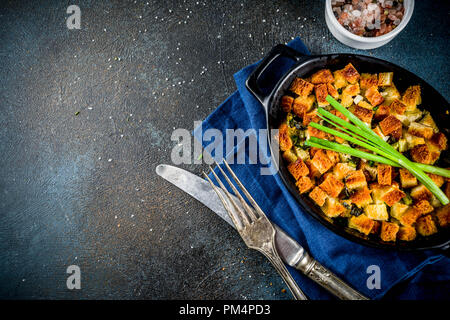 Thanksgiving, Noël traditionnel farce dans la casserole, bleu foncé fond béton top view copy space Banque D'Images