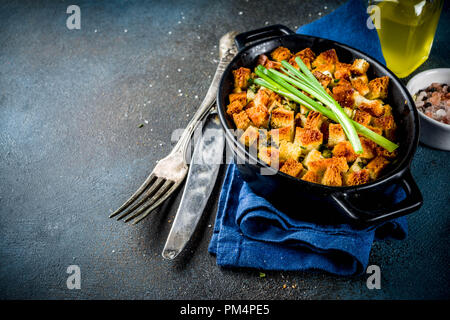 Thanksgiving, Noël traditionnel farce dans la casserole, bleu foncé fond béton top view copy space Banque D'Images