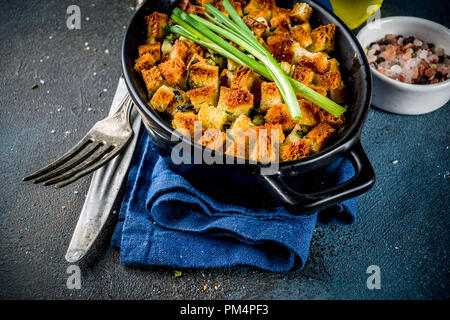 Thanksgiving, Noël traditionnel farce dans la casserole, bleu foncé fond béton top view copy space Banque D'Images