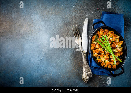 Thanksgiving, Noël traditionnel farce dans la casserole, bleu foncé fond béton top view copy space Banque D'Images