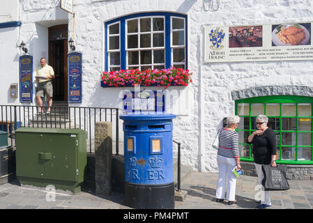 En dehors de l'Albion House Tavern à St Peter Port Guernsey UK avec quelques personnes locales Banque D'Images