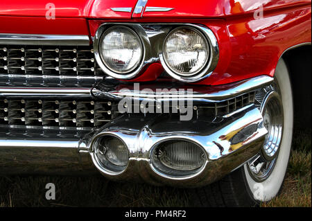 Deux paires de phares et mur blanc brillant pneus d'une voiture classique Banque D'Images