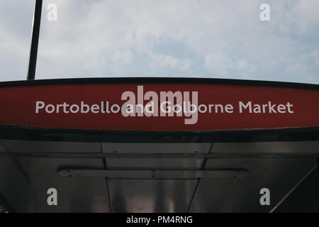 Londres, Royaume-Uni - 26 juillet 2018 : arrêt de bus sur Portobello Road, Londres, rue célèbre pour le plus grand marché d'antiquités avec plus de 1 000 concessionnaires. Banque D'Images