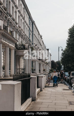 Londres, Royaume-Uni - 21 juillet 2018 : Les gens en passant devant des maisons mitoyennes dans Notting Hill, Londres, l'un des plus luxueux de la ville célèbre pour l'un Banque D'Images