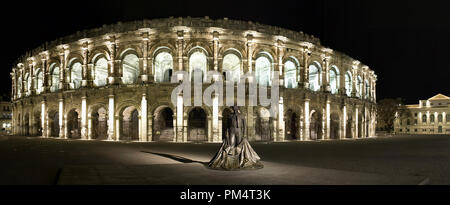 France - Gard (30) - Nimes - Vue panoramique d'arenas et statue de Nimenio dans la nuit - la Cour à l'arrière Banque D'Images