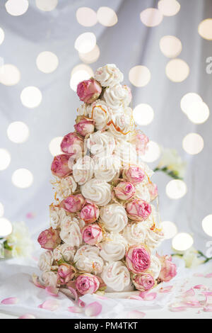 Zefir croquembouche avec fleurs rose Banque D'Images