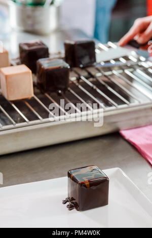 Placer le plat à gâteaux mousse Banque D'Images